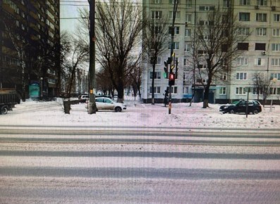 Сотрудники полиции устанавливают очевидцев и водителя, сбившего пешехода и скрывшегося с места ДТП в Тольятти