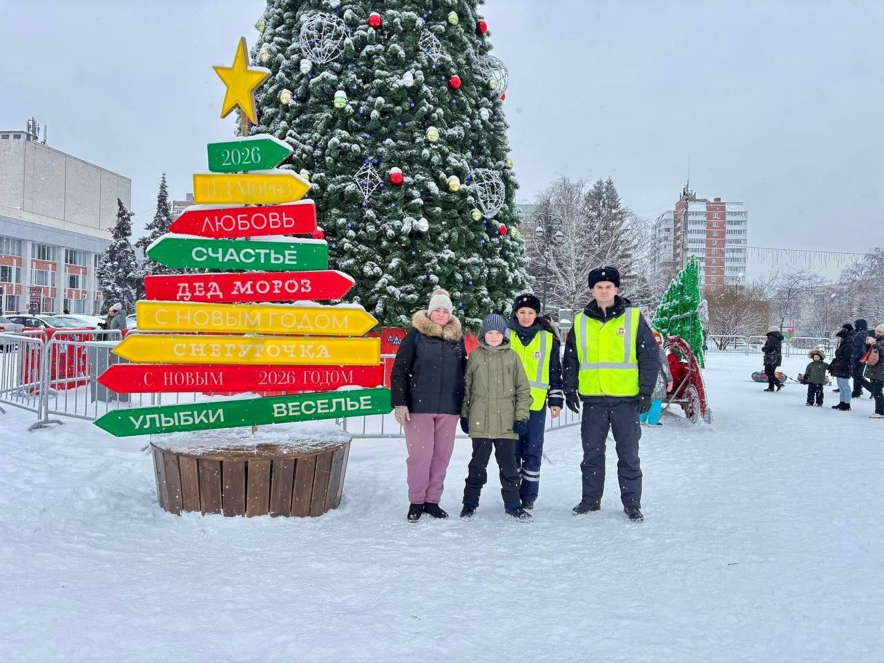 Патрульный автомобиль ДПС и уроки безопасности у городской ёлки в Тольятти Патрульный автомобиль ДПС и уроки безопасности у городской ёлки в Тольятти