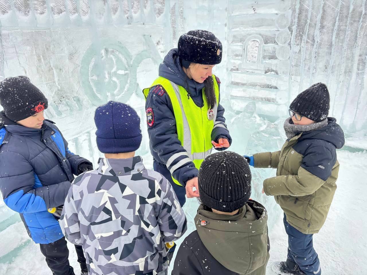 Патрульный автомобиль ДПС и уроки безопасности у городской ёлки в Тольятти Патрульный автомобиль ДПС и уроки безопасности у городской ёлки в Тольятти