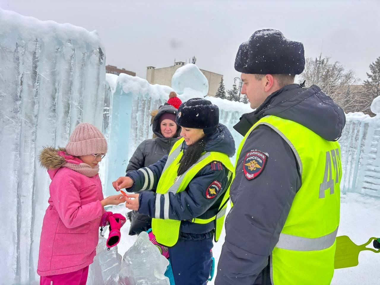 Патрульный автомобиль ДПС и уроки безопасности у городской ёлки в Тольятти Патрульный автомобиль ДПС и уроки безопасности у городской ёлки в Тольятти
