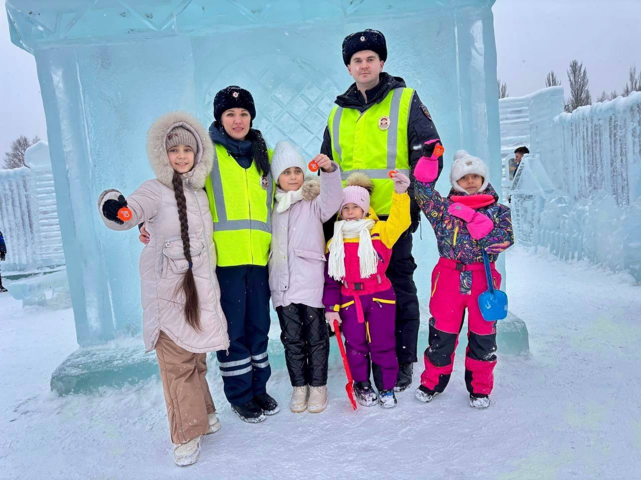 Патрульный автомобиль ДПС и уроки безопасности у городской ёлки в Тольятти