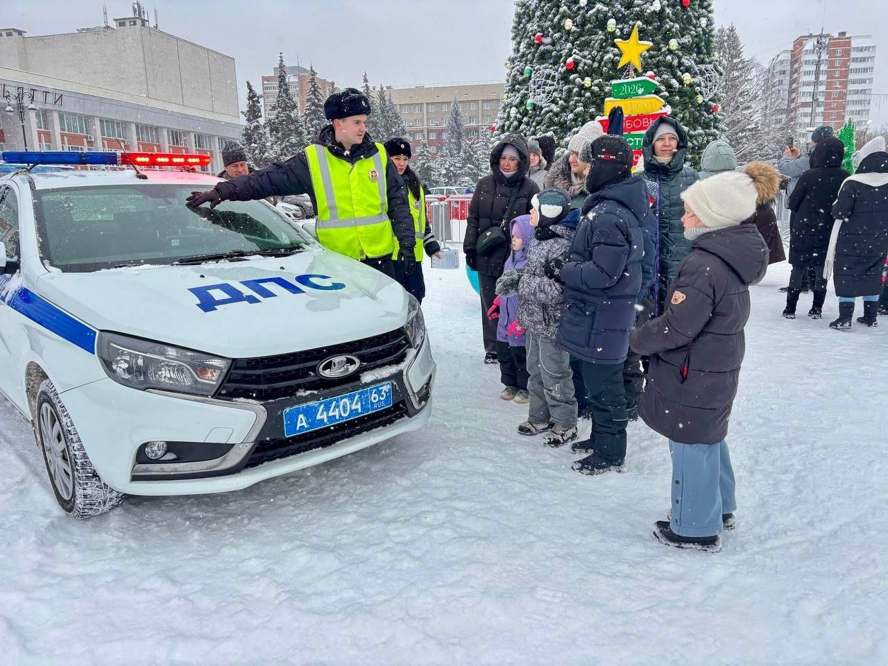 Патрульный автомобиль ДПС и уроки безопасности у городской ёлки в Тольятти Патрульный автомобиль ДПС и уроки безопасности у городской ёлки в Тольятти