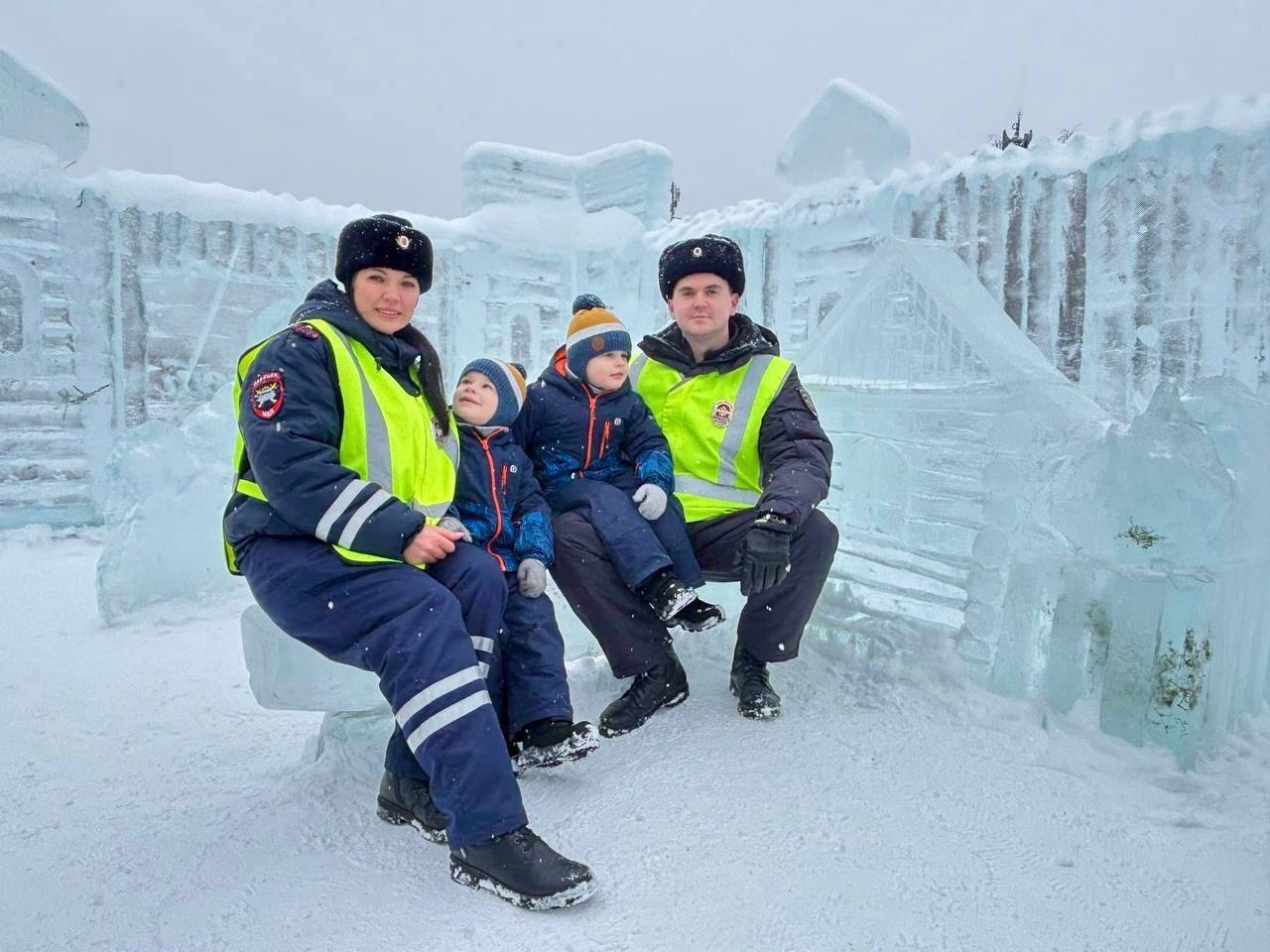 Патрульный автомобиль ДПС и уроки безопасности у городской ёлки в Тольятти Патрульный автомобиль ДПС и уроки безопасности у городской ёлки в Тольятти