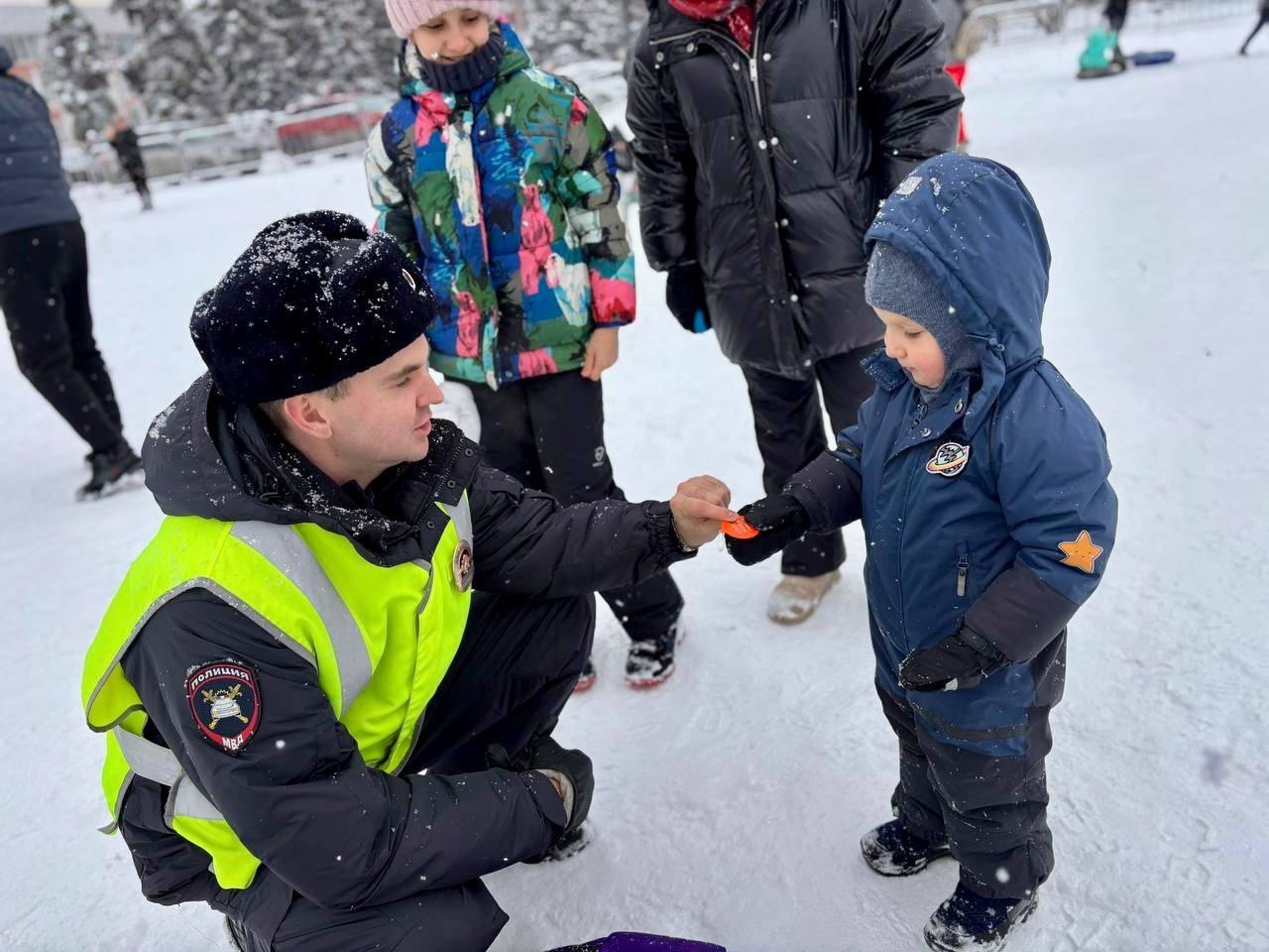 Патрульный автомобиль ДПС и уроки безопасности у городской ёлки в Тольятти Патрульный автомобиль ДПС и уроки безопасности у городской ёлки в Тольятти