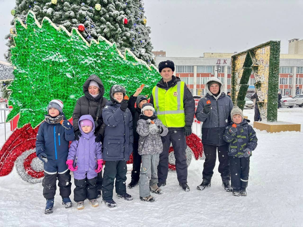 Патрульный автомобиль ДПС и уроки безопасности у городской ёлки в Тольятти Патрульный автомобиль ДПС и уроки безопасности у городской ёлки в Тольятти