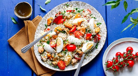 Легкий и сытный салат с мидиями и рисом