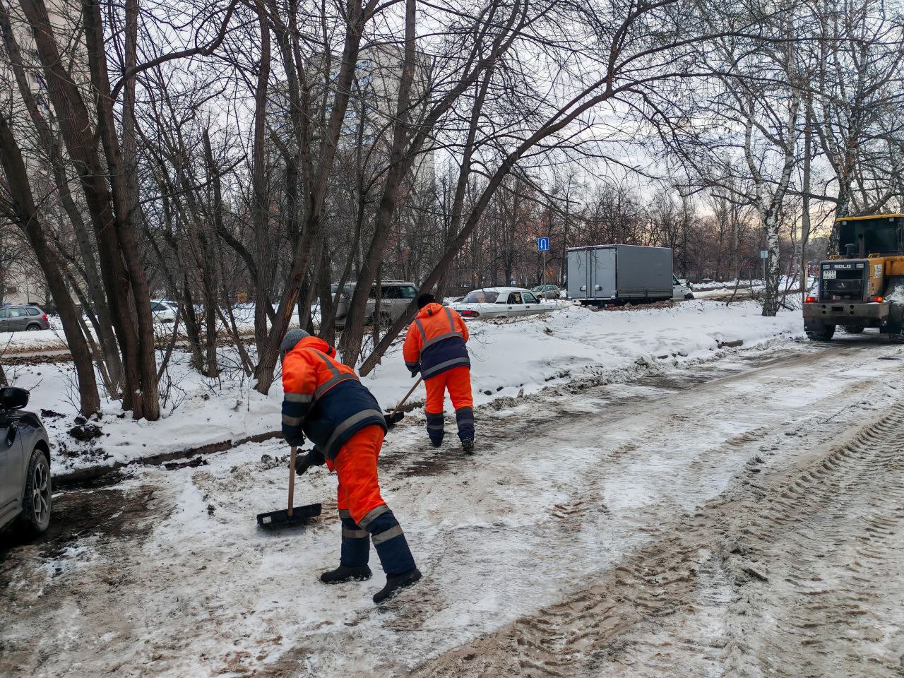 Коммунальщики продолжают уборку снега