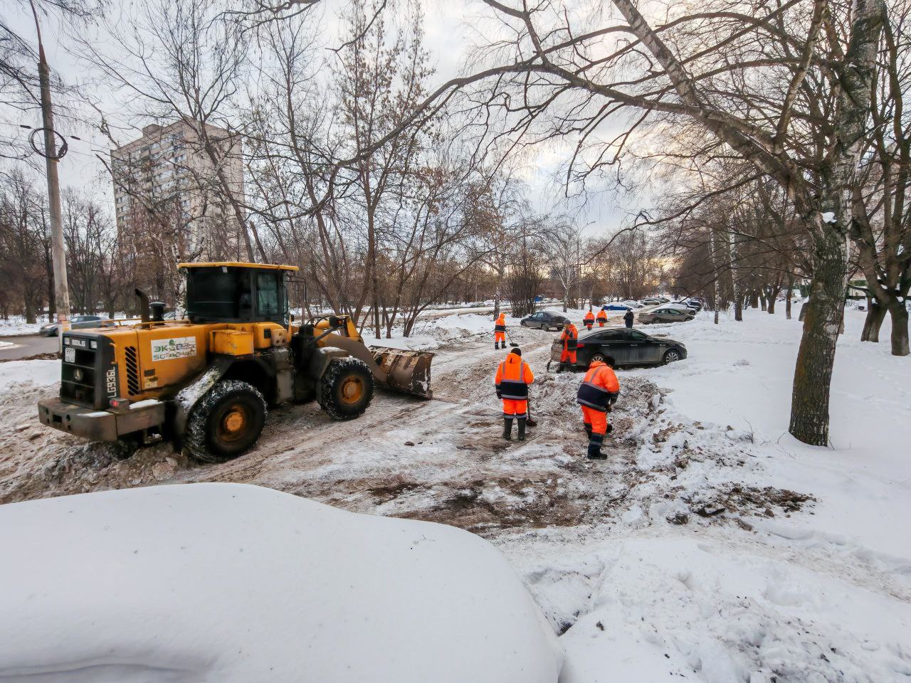 Коммунальщики продолжают уборку снега Коммунальщики продолжают уборку снега