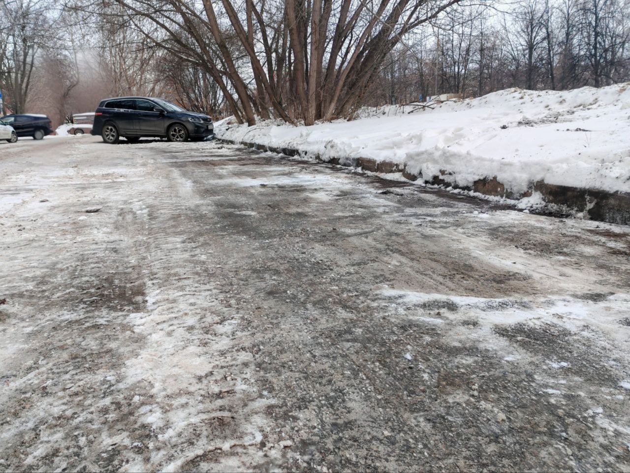 Коммунальщики продолжают уборку снега Коммунальщики продолжают уборку снега