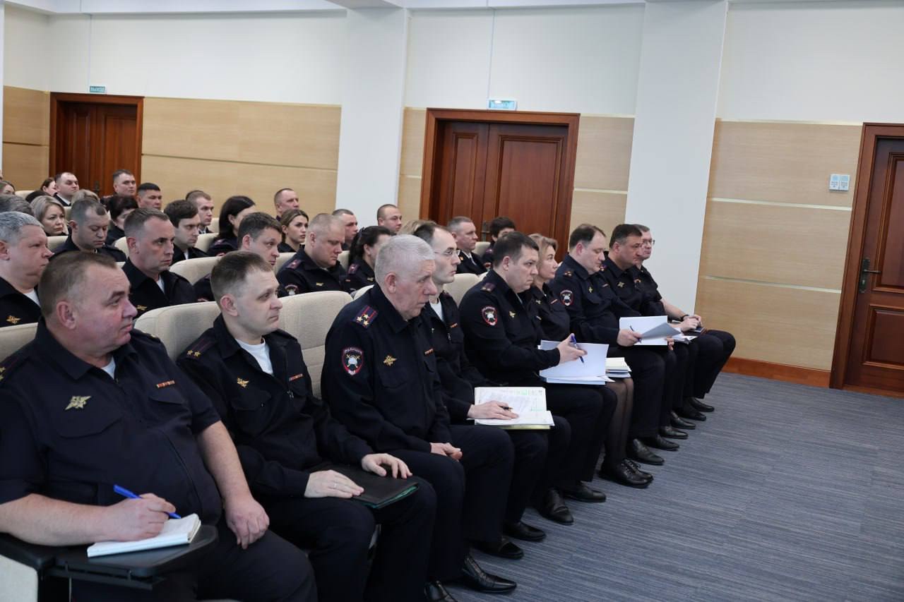 Сегодня в ГУ МВД России по Самарской области состоялось оперативное совещание под председательством начальника главка генерал-лейтенанта полиции Игоря Иванова, на котором были подведены итоги работы Госавтоинспекции региона... Сегодня в ГУ МВД России по Самарской области состоялось оперативное совещание под председательством начальника главка генерал-лейтенанта полиции Игоря Иванова, на котором были подведены итоги работы Госавтоинспекции региона...