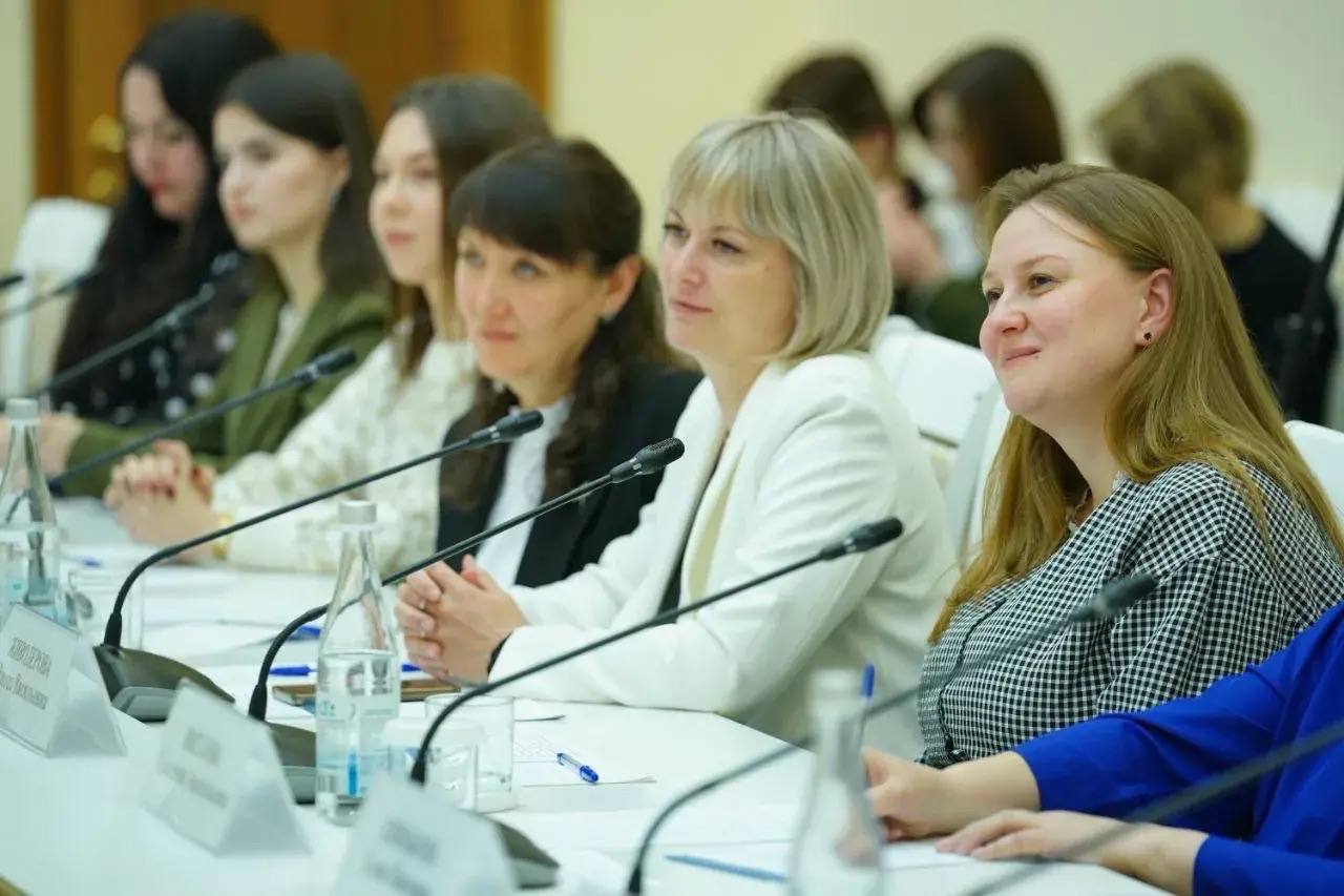 Вячеслав Федорищев встретился с победителями федеральной программы «Земский работник культуры» Вячеслав Федорищев встретился с победителями федеральной программы «Земский работник культуры»