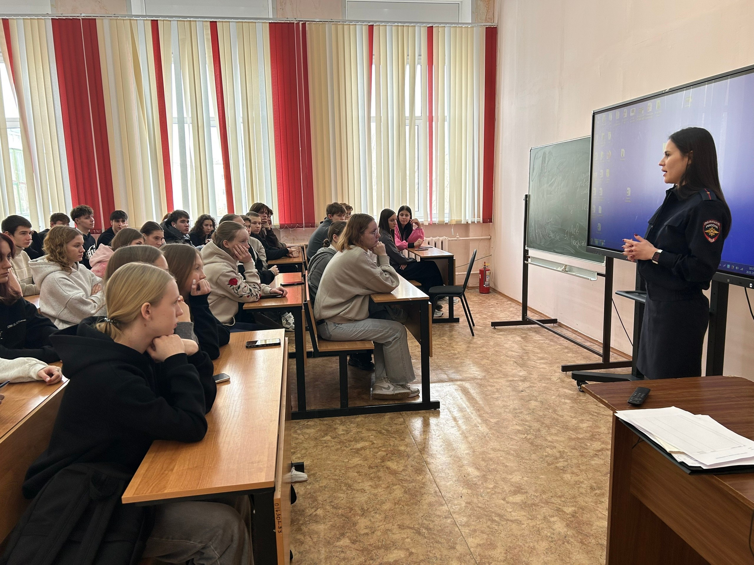 Сотрудники #ГосавтоинспекцииТольятти провели #КрашКурс со студентами #ТольяттинскогоСоциальноПедагогического колледжа