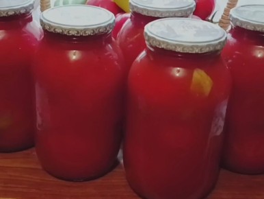 Зимние заготовки помидоров в собственном соку и перца в томатном соке как привычный домашний ритуал