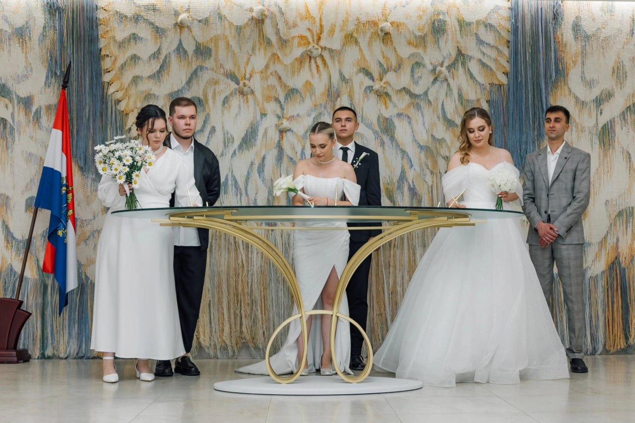 Уже более тридцати лет любовь рождается здесь