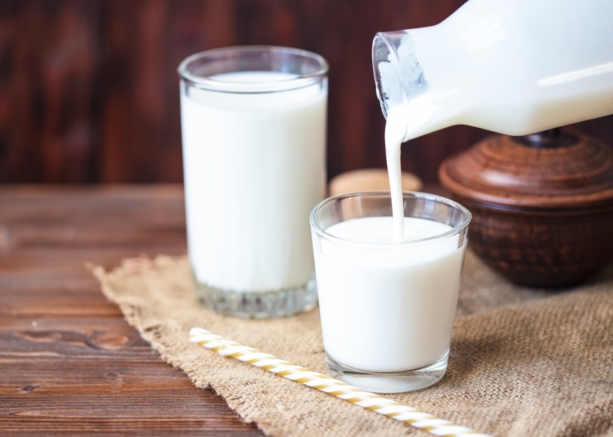 Почему кефир лучше вечером: ритуал для крепких костей и спокойного сна после 50