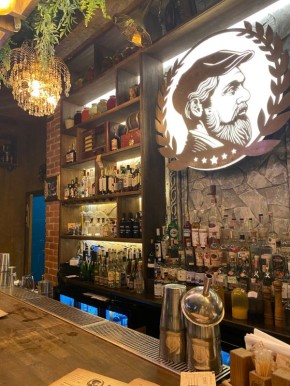 Ностальгия по советским вкусам: уютный вечер в баре Довлатов