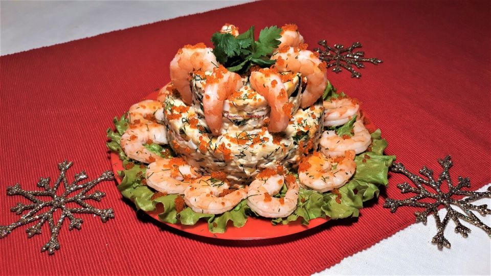 Нарядный салат-торт с креветками и крабовыми палочками на ваш праздничный стол