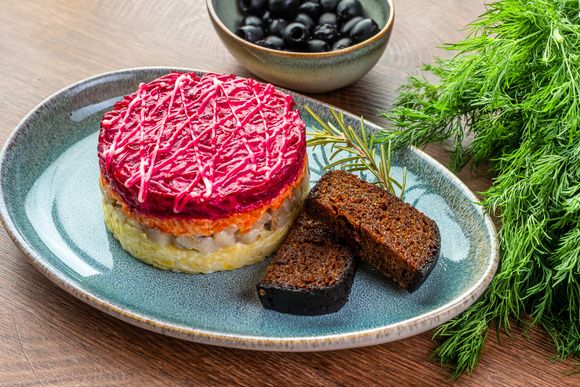 Секреты идеальной сельди под шубой: как готовить классический салат по слоям