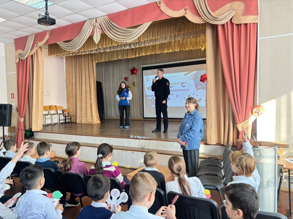 Сегодня в МБУ «Школа № 46» прошло интеллектуально-познавательное занятие с использованием мобильной лаборатории, направленное на повышение знаний школьников по правилам дорожного движения и безопасности на дорогах