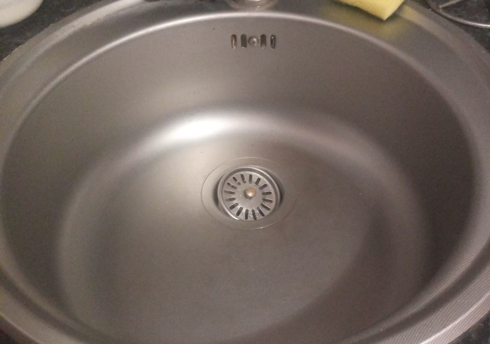 Устранить запах из слива всего за 20 минут: простой и недорогой способ