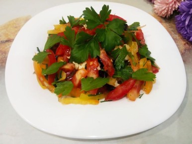 Летний салат из баклажанов с помидорами и сыром