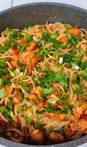 Спагетти с курицей в кисло-сладком соусе: быстро и вкусно