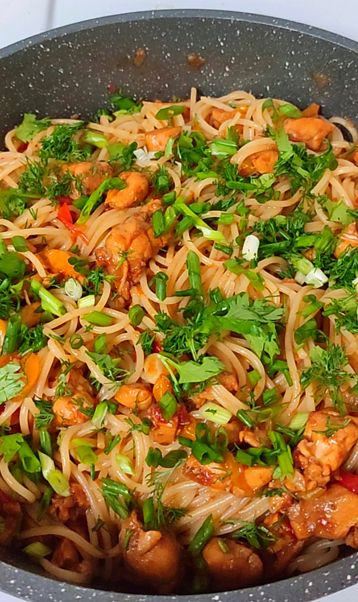 Спагетти с курицей в кисло-сладком соусе: быстро и вкусно