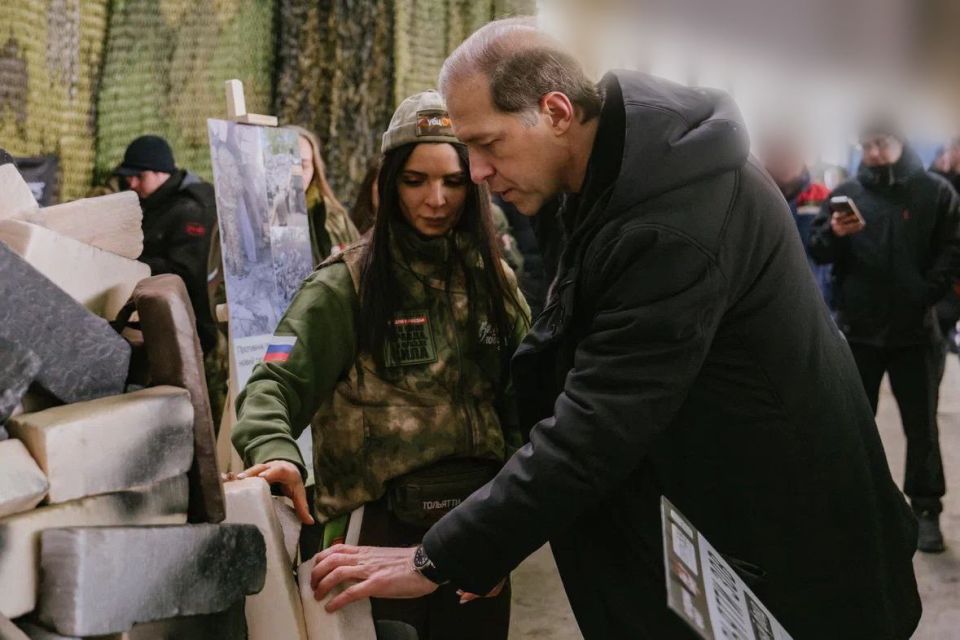 Денису Мантурову представили уникальные маскировочные сети от тольяттинских волонтёров