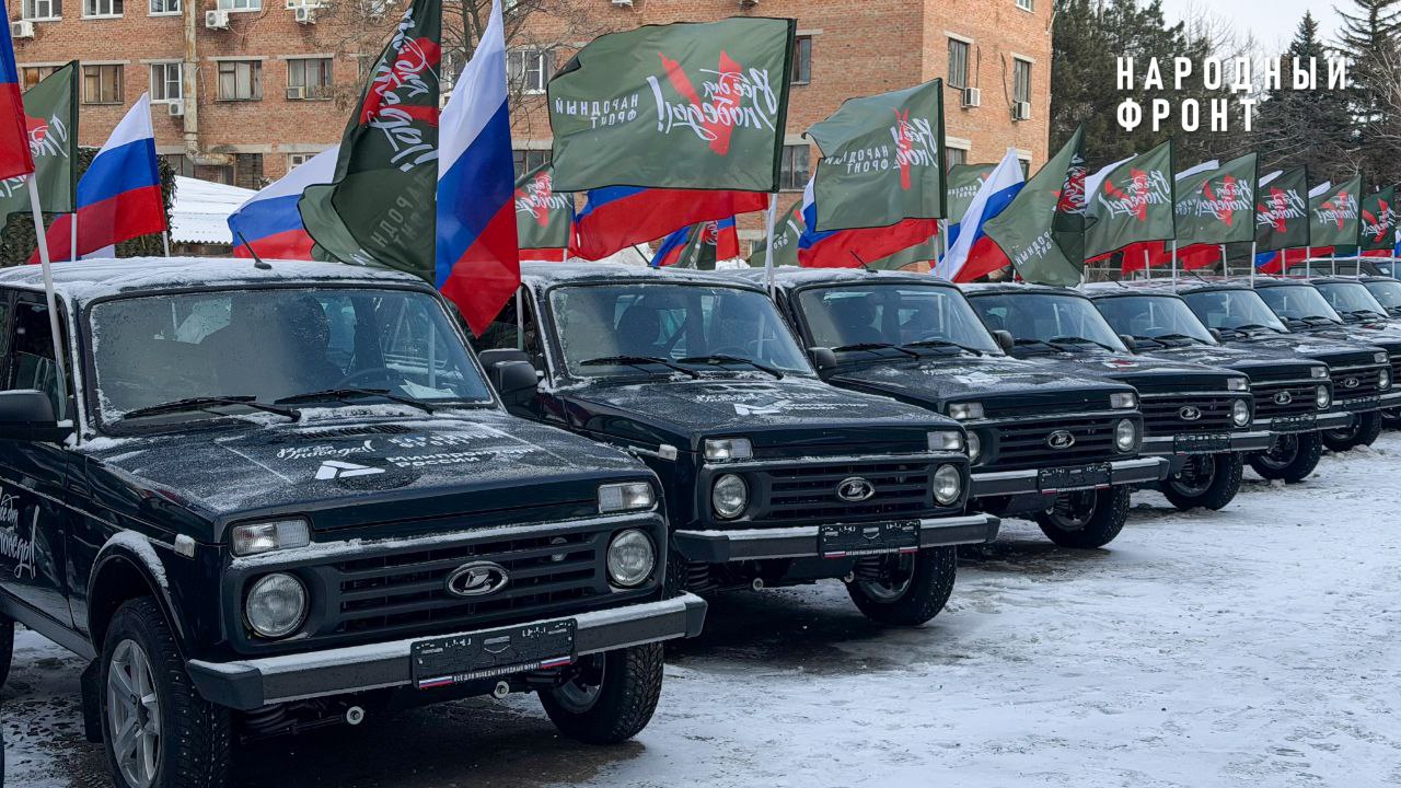 Денису Мантурову представили уникальные маскировочные сети от тольяттинских волонтёров Денису Мантурову представили уникальные маскировочные сети от тольяттинских волонтёров