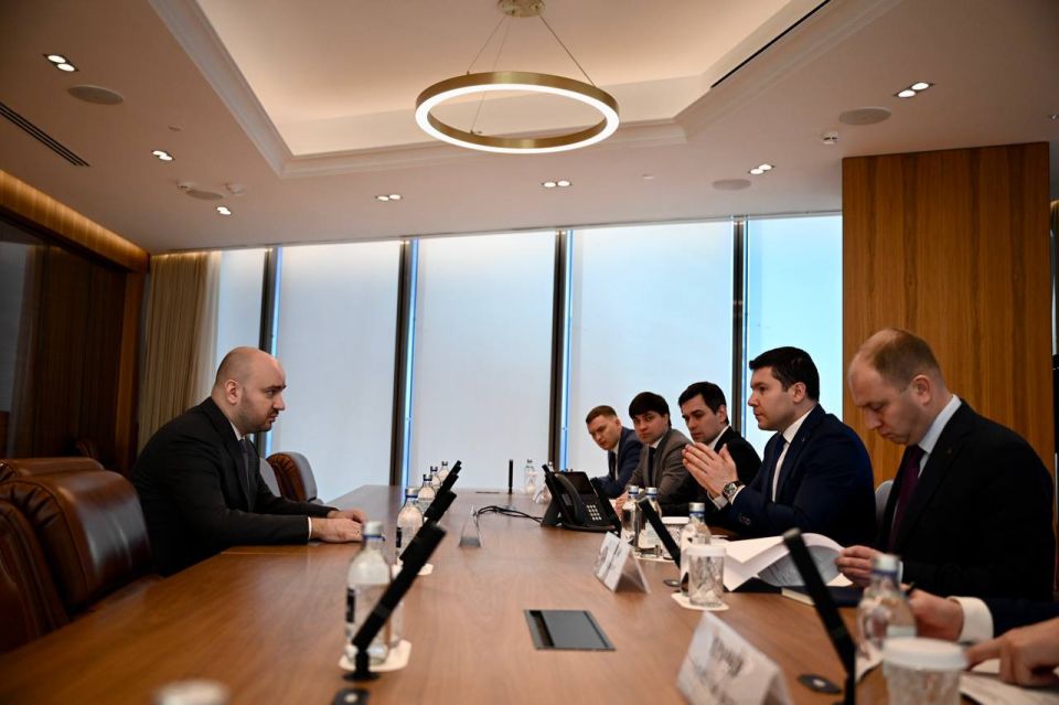 Сегодня рабочий день в Москве губернатор Самарской области Вячеслав Федорищев начал со встречи с Министром промышленности и торговли РФ Антоном Алихановым