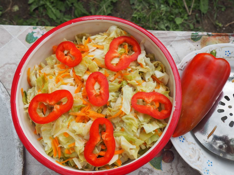 Вкусная маринованная капуста к шашлыку, которая готова на следующий день
