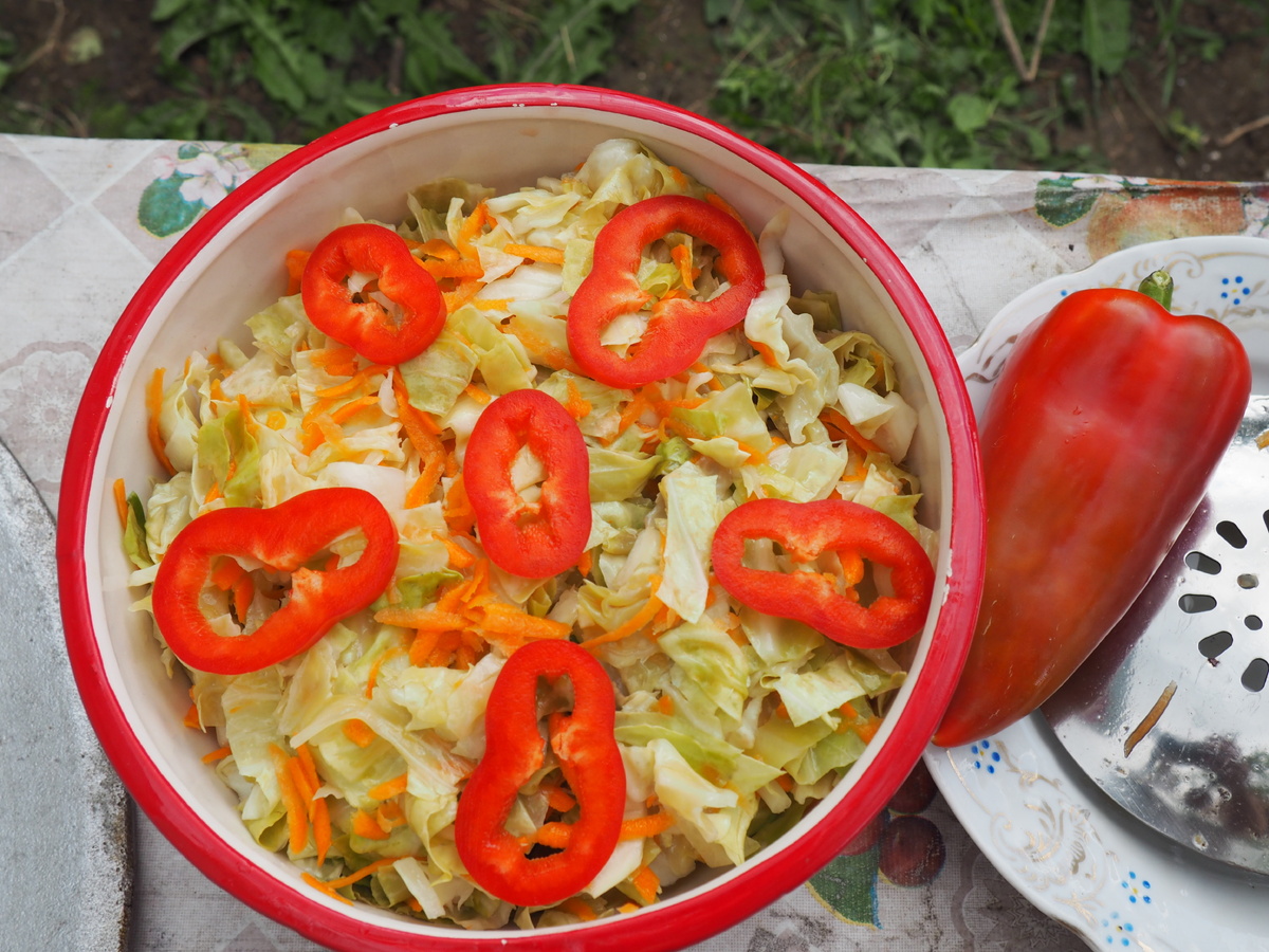 Вкусная маринованная капуста к шашлыку, которая готова на следующий день