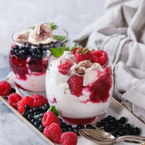 Нежный десерт со свежими ягодами: крамбл, который удивит всех