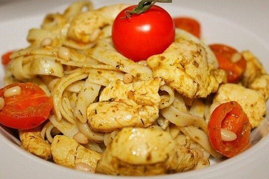 Паста с курицей и песто: быстрый и вкусный рецепт