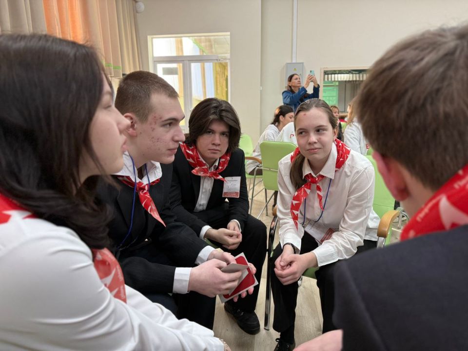 Я - гражданин России!. В школе №26 состоялась интеллектуально-познавательная игра «Я - гражданин России!», организованная местным отделением Движения Первых совместно с администрацией городского округа Тольятти