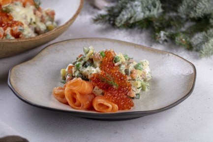 Новый взгляд на оливье: салат с нежным лососем