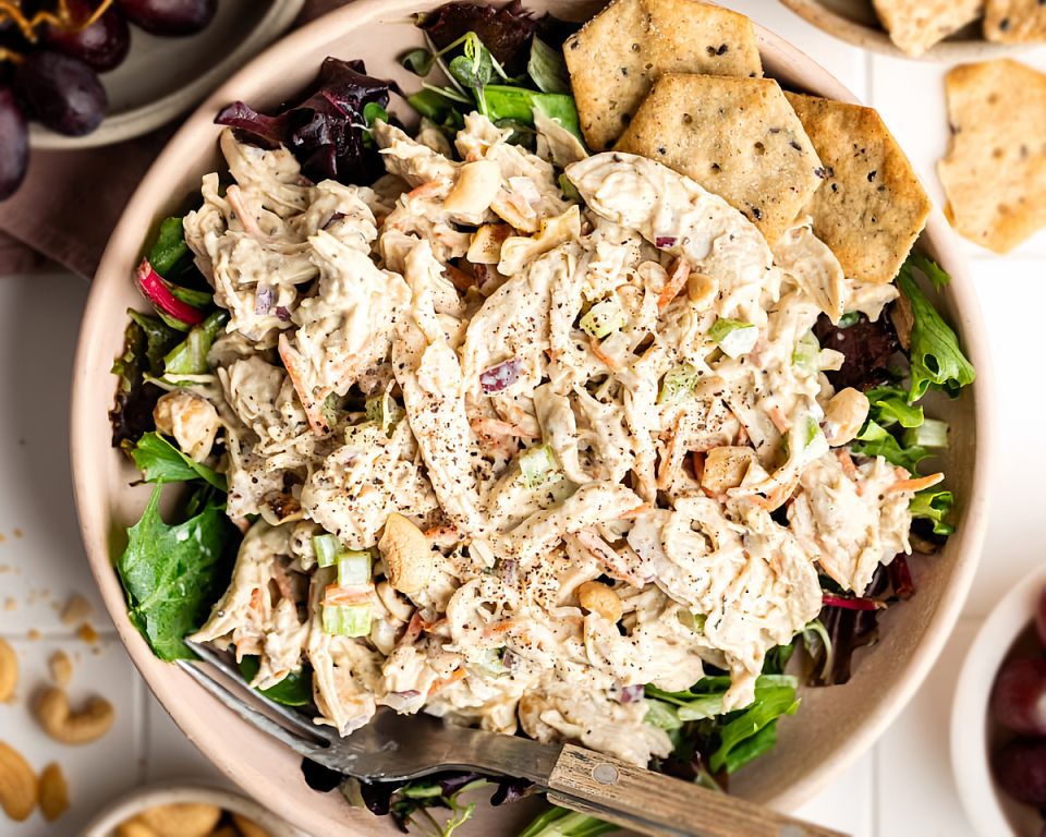 Сытный салат с курицей за 10 минут: идеальный ужин с медово-горчичной заправкой