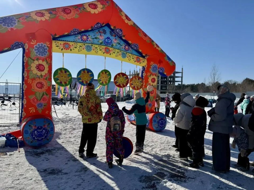 Прямо сейчас на площади ДК «Тольяттиазот» в разгаре масленичный разгуляй «Ух ты, блин!»