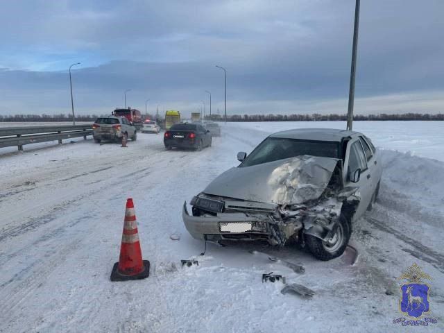 В Ставропольском районе сотрудники Госавтоинспекции работают на месте дорожно-транспортного происшествия с участием трех автомобилей