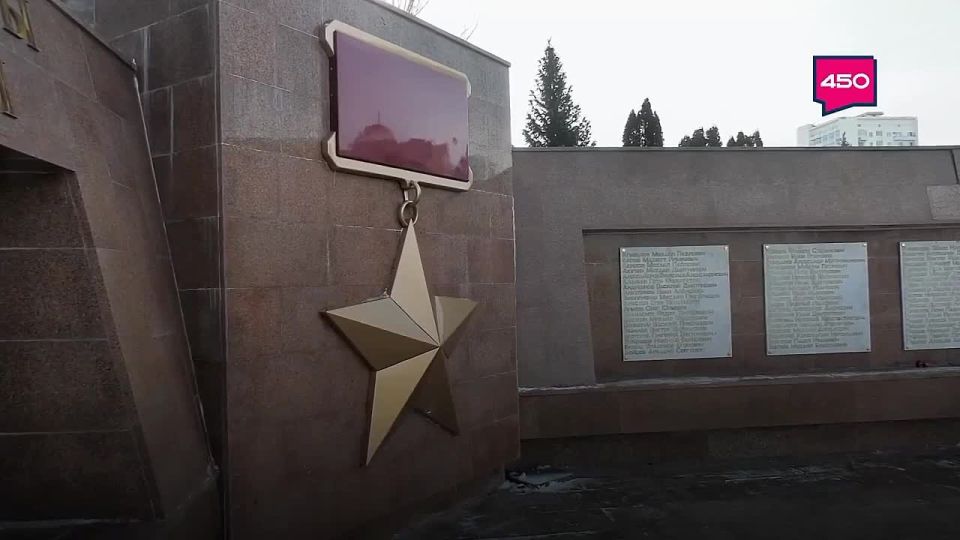 Церемония возложения цветов к горельефу «Скорбящей Матери-Родине» состоялась сегодня, в День защитника Отечества, в Самаре на площади Славы