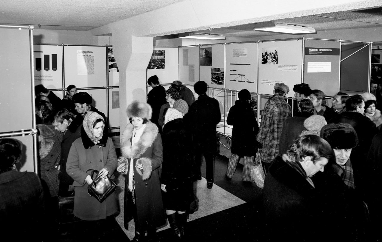 С юбилеем, музей!. Музею АВТОВАЗа – 50 лет 24 февраля 1976 года перед входом в третий корпус учебного центра ВАЗа состоялся торжественный митинг по случаю открытия заводского музея трудовой славы С юбилеем, музей!. Музею АВТОВАЗа – 50 лет 24 февраля 1976 года перед входом в третий корпус учебного центра ВАЗа состоялся торжественный митинг по случаю открытия заводского музея трудовой славы