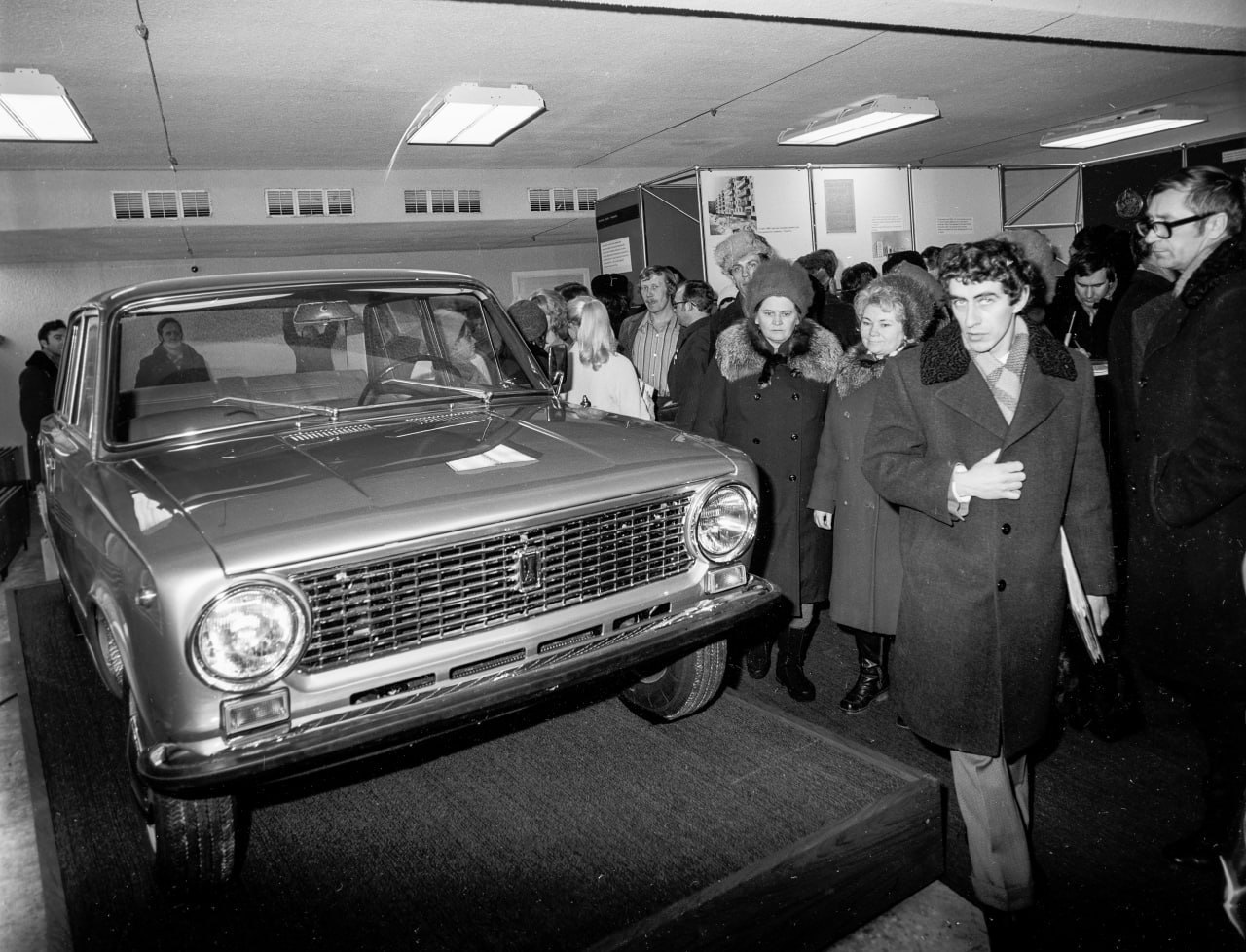 С юбилеем, музей!. Музею АВТОВАЗа – 50 лет 24 февраля 1976 года перед входом в третий корпус учебного центра ВАЗа состоялся торжественный митинг по случаю открытия заводского музея трудовой славы С юбилеем, музей!. Музею АВТОВАЗа – 50 лет 24 февраля 1976 года перед входом в третий корпус учебного центра ВАЗа состоялся торжественный митинг по случаю открытия заводского музея трудовой славы