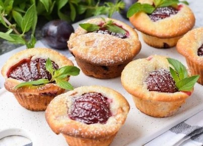 Нежные кексы с кефиром и сливами