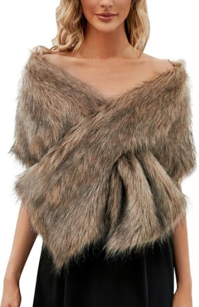 Модный хит зимы: как стильно носить меховой шарф