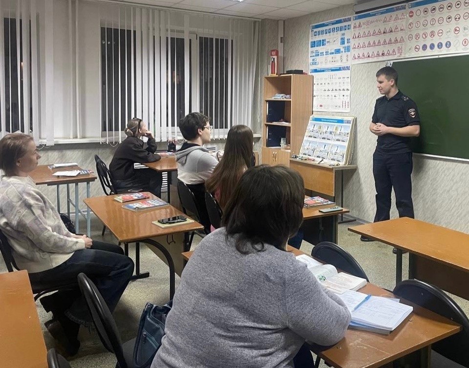 В Тольятти сотрудники Госавтоинспекции проводят встречи с будущими водителями в городских автошколах