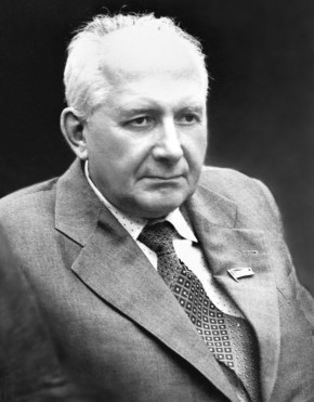 Сегодня, 3 марта, – 111 лет со дня рождения Виктора Николаевича Полякова (1915–2004 гг.), первого генерального директора Волжского автозавода, Героя Социалистического Труда, почётного гражданина Тольятти