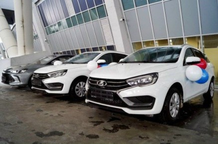 Трое ветеранов СВО получили ключи от автомобилей с ручным управлением