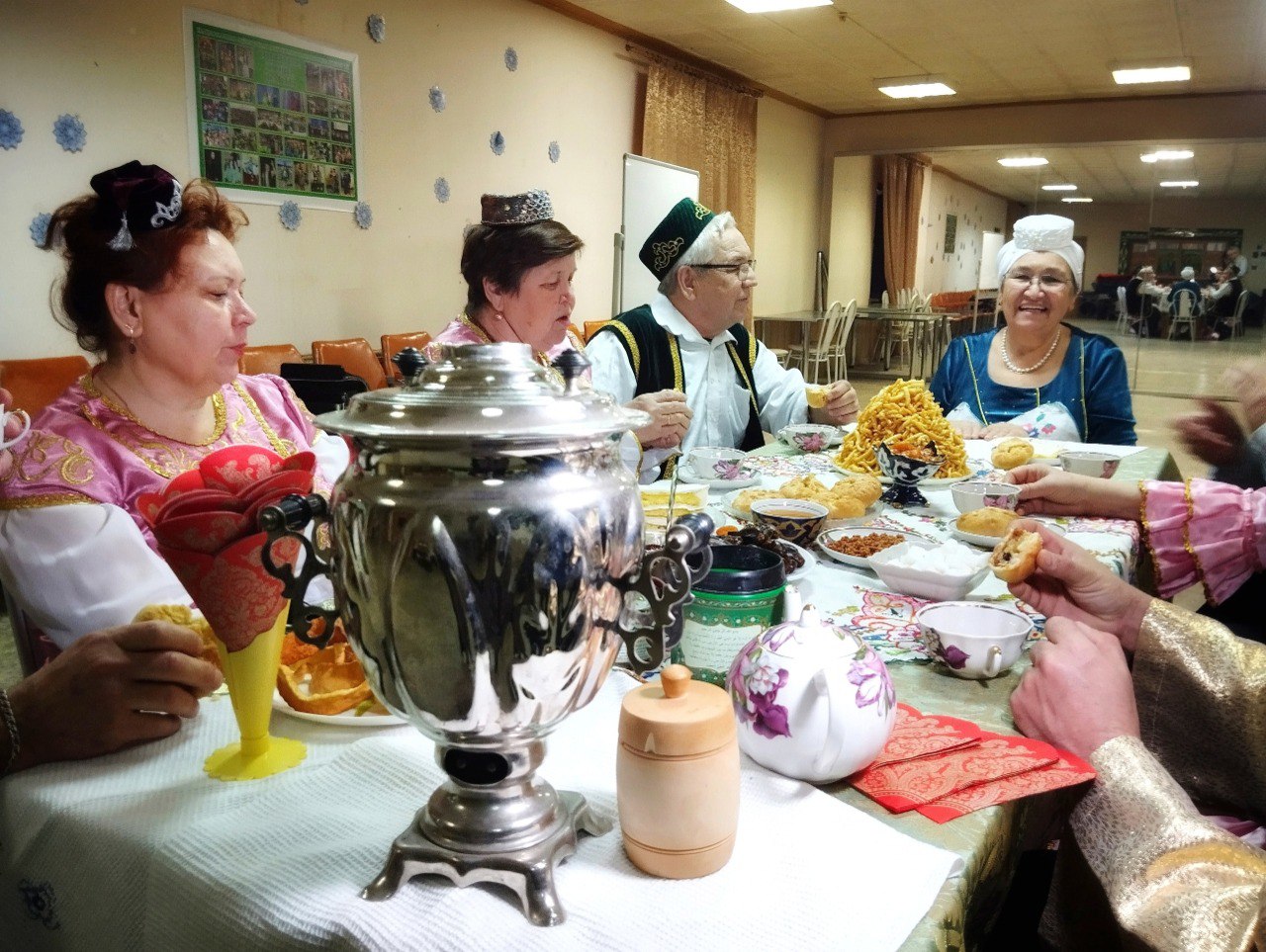 Чак-чак, губадия, кыстыбый, эчпочмак – всё это блюда татарской национальной кухни Чак-чак, губадия, кыстыбый, эчпочмак – всё это блюда татарской национальной кухни