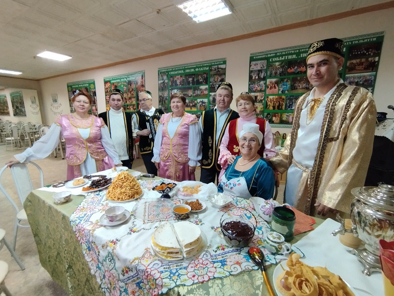 Чак-чак, губадия, кыстыбый, эчпочмак – всё это блюда татарской национальной кухни Чак-чак, губадия, кыстыбый, эчпочмак – всё это блюда татарской национальной кухни