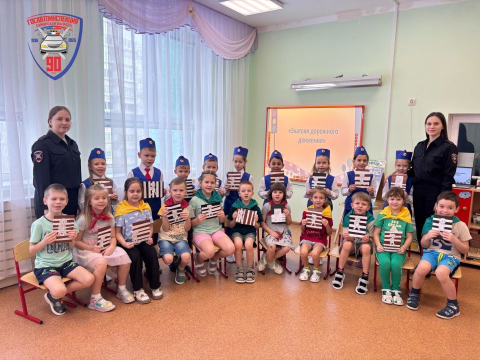 Сегодня сотрудники #ГосавтоинспекцииТольятти приняли участие в увлекательной игре-викторине в детском саду № 210 «Ладушки»
